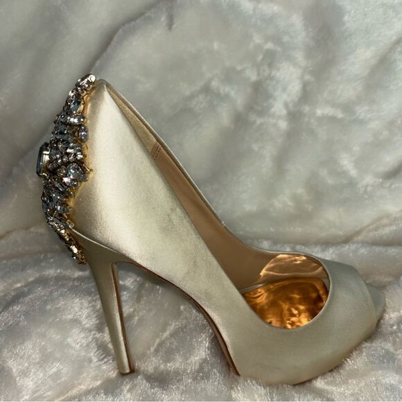 Badgley Mischka Kiara Ivory Satin Peep Toe Pumps EUC - Picture 4 of 10